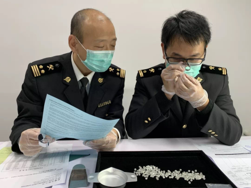 图海关人员查验毛坯钻石.jpg