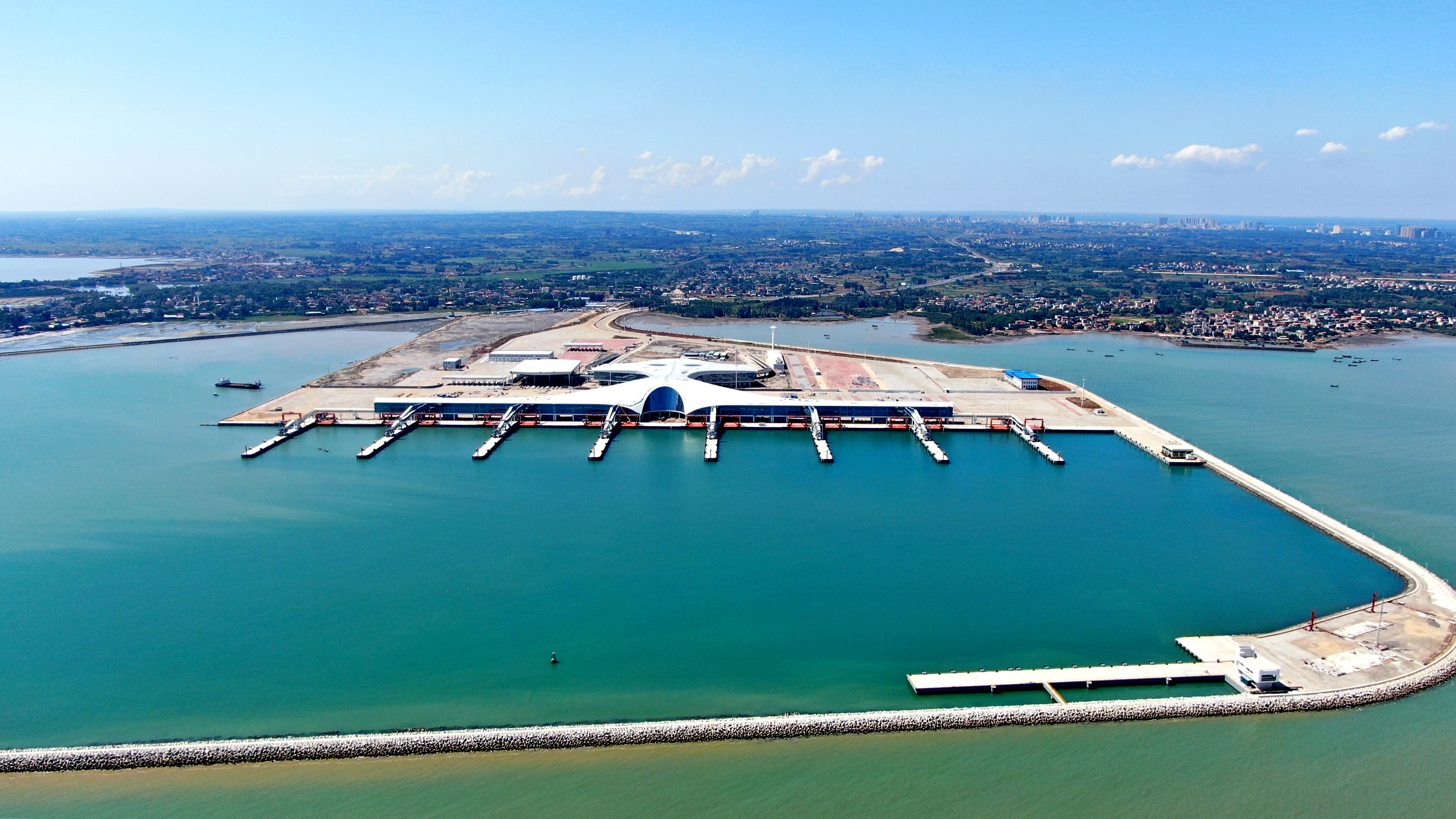 1徐闻港客货滚装码头鸟瞰全景.jpg