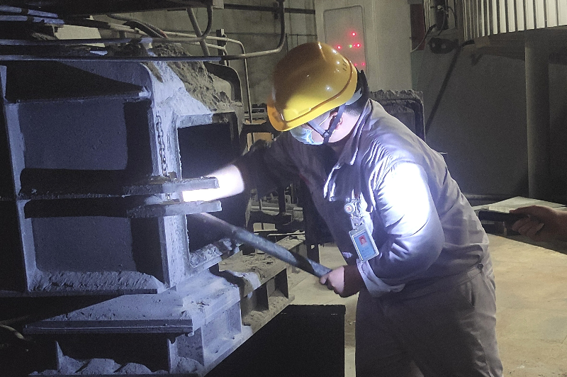 图10:茂名热电厂运行人员手动清空磨煤机渣仓积渣.jpg