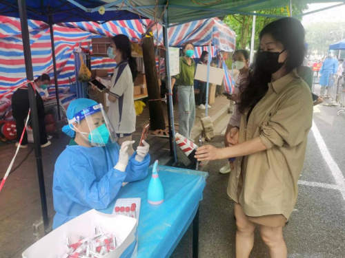 使命在肩,冲锋在前!广新集团党员干部就地“转岗”变身抗疫志愿者 使命在肩,冲锋在前!广新集团党员干部就地“转岗”变身抗疫志愿者