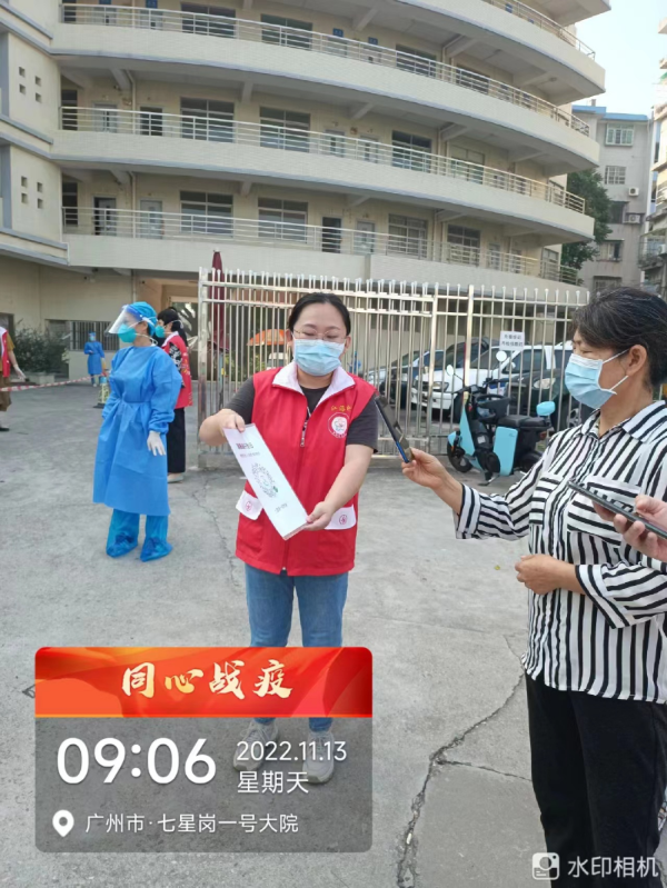 7.粤华发电公司王梦曦在小区核酸检测点,负责查验健康码和维持现场秩序.jpg