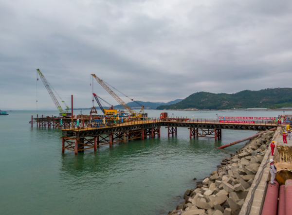 图3:项目配套码头工程栈桥施工现场.JPG
