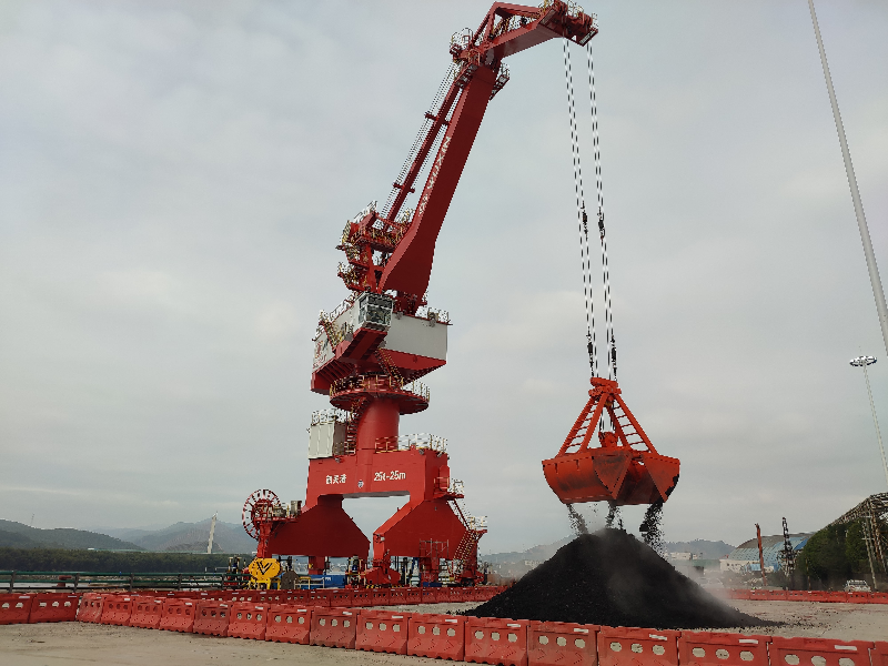 图3:门座式起重机将煤炭抓卸至堆场.jpg