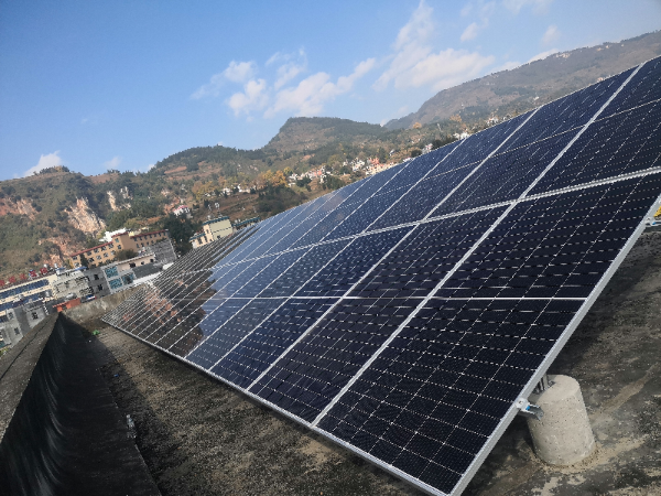 图2:位于贵州省盘州市石桥镇政府办公楼顶的光伏方阵.jpg
