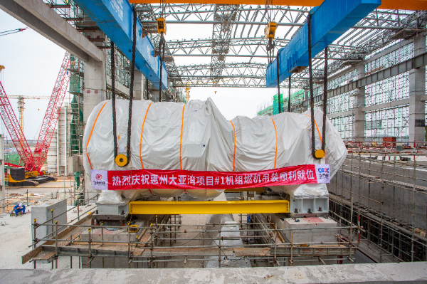 图1:大亚湾综合能源项目1号机组燃气轮机吊装就位.jpg