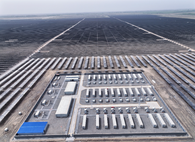图2:瀚海光伏项目升压站及整齐排列的光伏板(上传网站).jpg